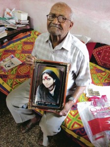  A grieving widow holds a photo of his wife who had been part of a clinical trial in Khandwa, India. Photo credit: washingtonpost.com